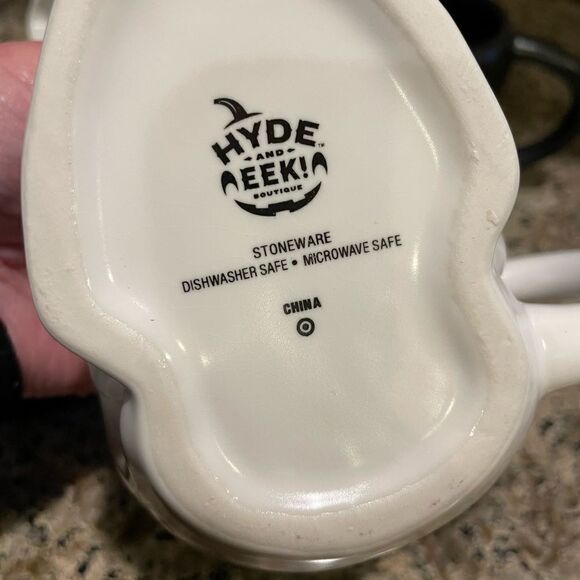 Hyde and EEK Stoneware Skull Mugs Set of 4 with 3 Shot Glasses - Picture 7 of 16